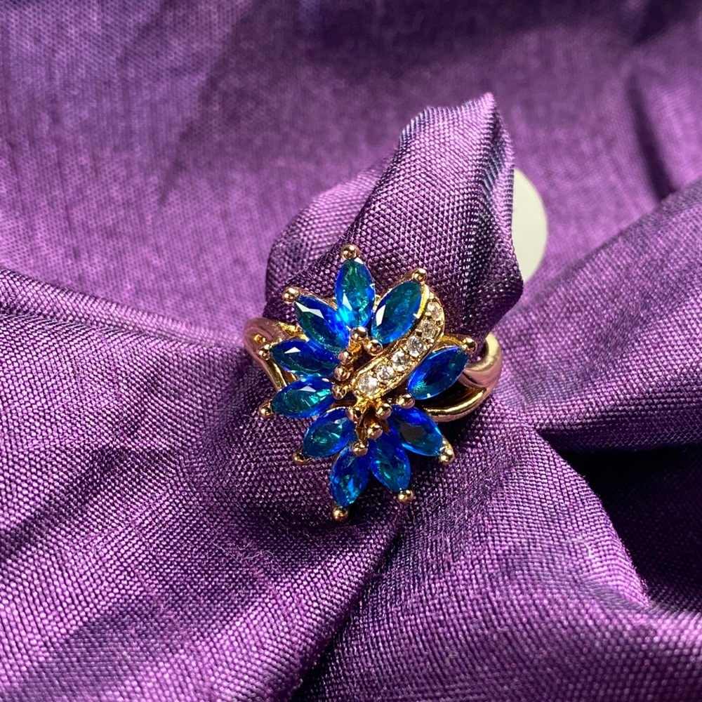 BEAUTIFUL BLUE FLOWER RING